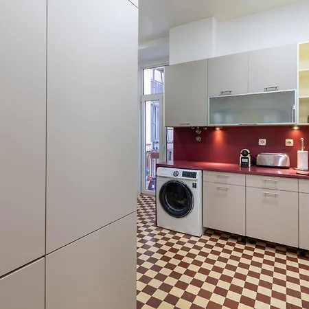 Elegant 2-bedroom In Lisbona