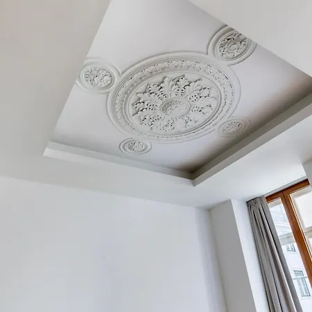 Elegant 2-bedroom In Lisbona
